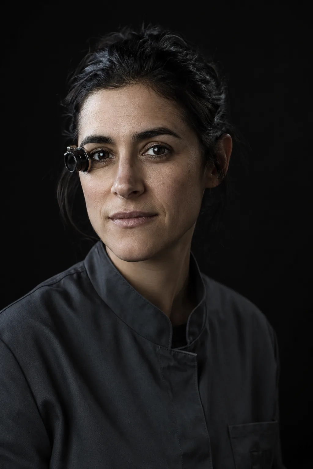 Retrato de Lucía Sanz, relojera especialista en cronógrafos